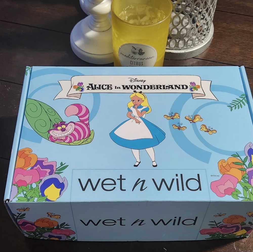 Disney Alice In Wonderland Limited edition 15 pieces Box Set Wet n Wild New